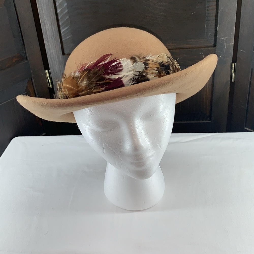 Mr. John Moderne vintage women’s hat. Tan wool with feathers and bow detail - Picture 4 of 12